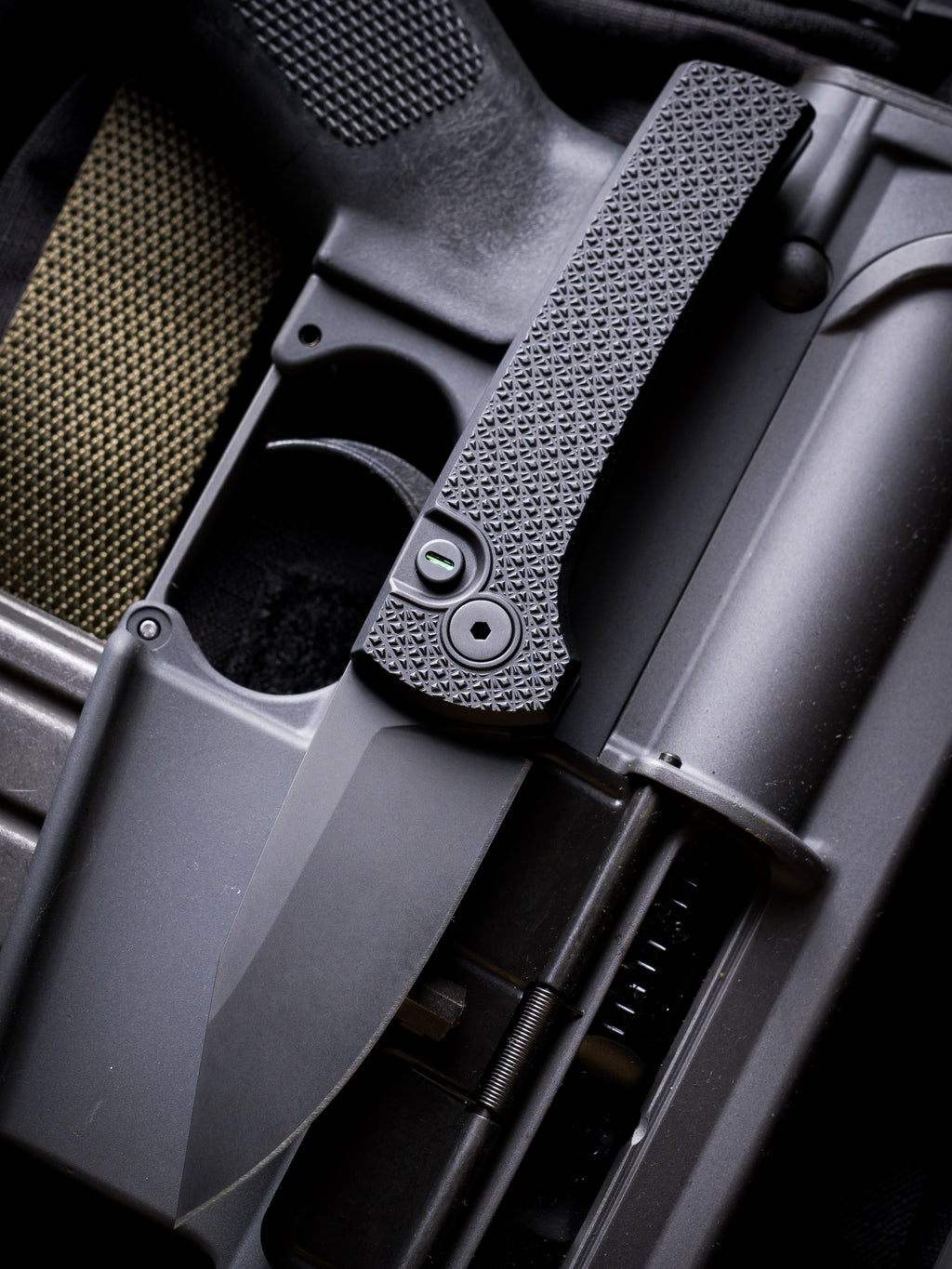 Pro-Tech Compact Scapegoat Operator – Ramon Chaves Design, Black Carbide Textured Aluminum Handle, Sterile DLC MagnaMax Blade, Tritium Push Button