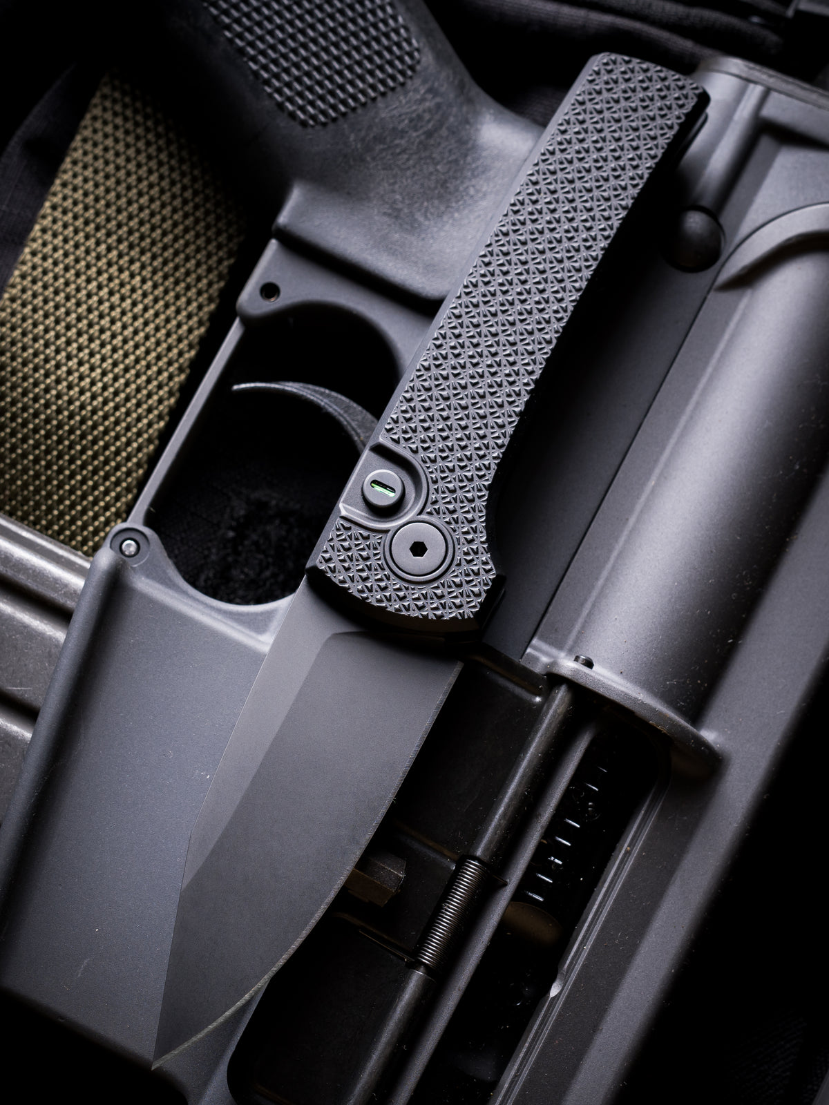 Pro-Tech Compact Scapegoat Operator – Ramon Chaves Design, Black Carbide Textured Aluminum Handle, Sterile DLC MagnaMax Blade, Tritium Push Button