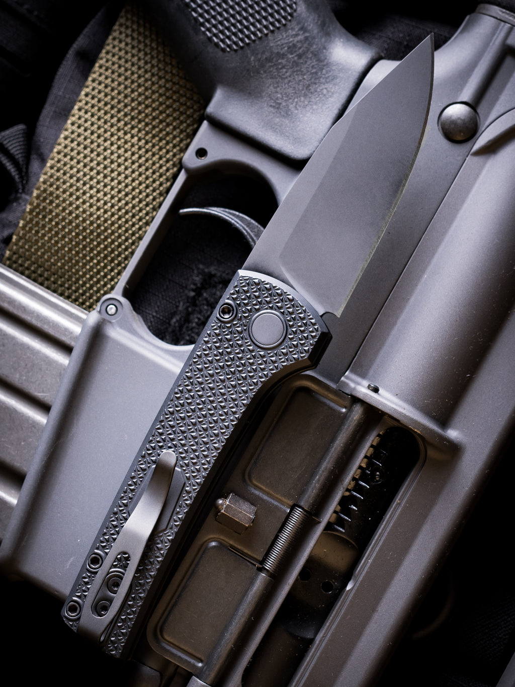 Pro-Tech Compact Scapegoat Operator – Ramon Chaves Design, Black Carbide Textured Aluminum Handle, Sterile DLC MagnaMax Blade, Tritium Push Button