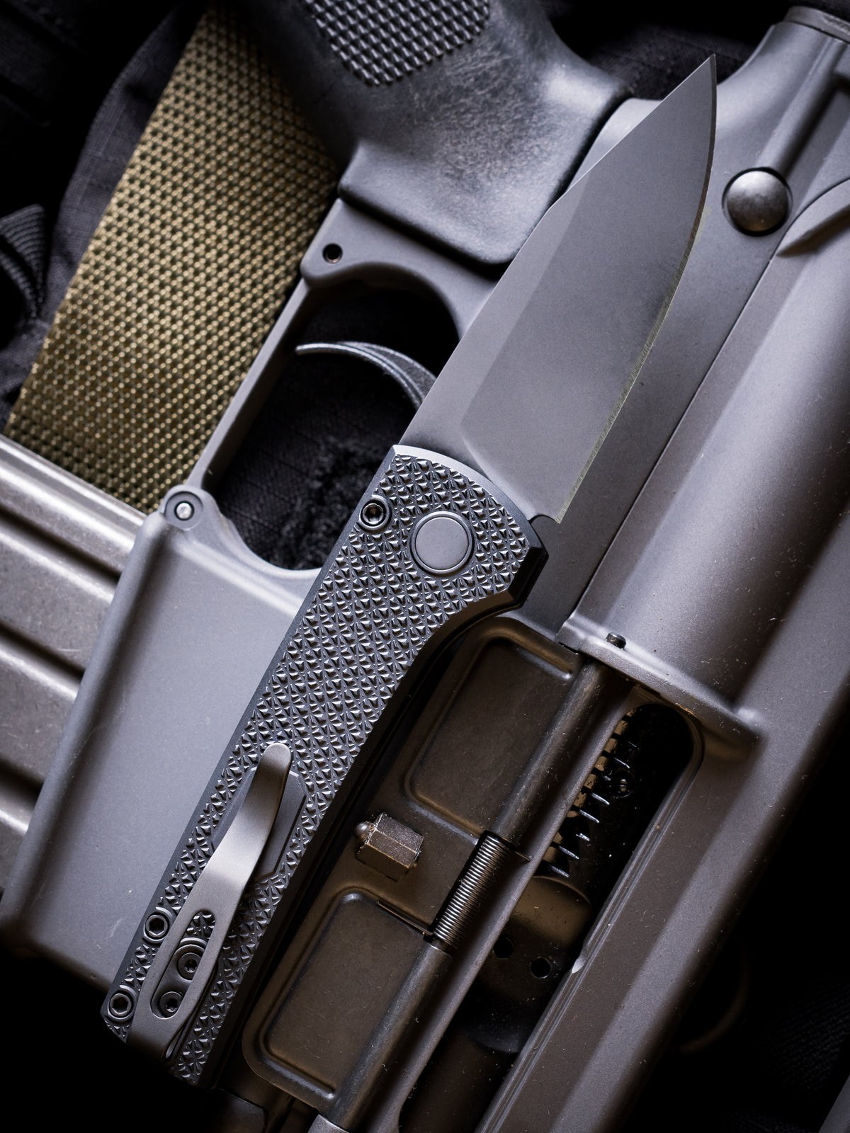 Pro-Tech Compact Scapegoat Operator – Ramon Chaves Design, Black Carbide Textured Aluminum Handle, Sterile DLC MagnaMax Blade, Tritium Push Button